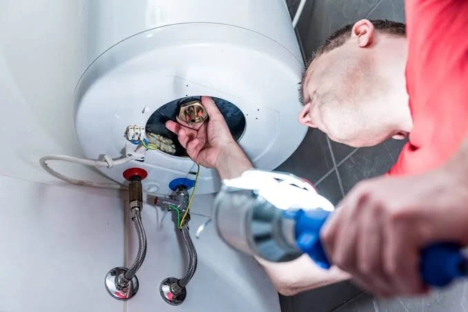 Licensed technician responding to an emergency water heater repair call in Nampa, Idaho